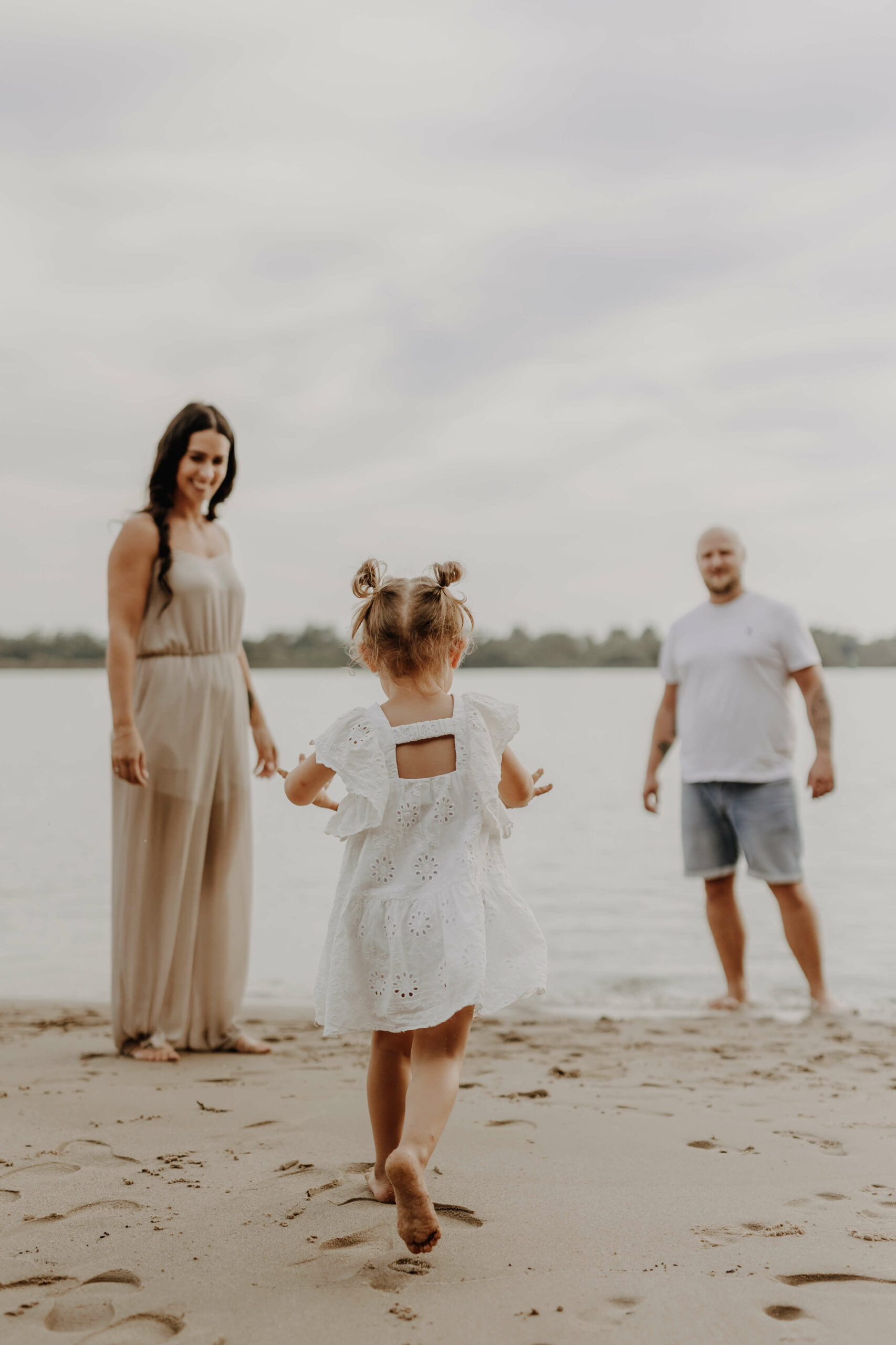 Ein Familienfotoshooting am Elbstrand in Hamburg.